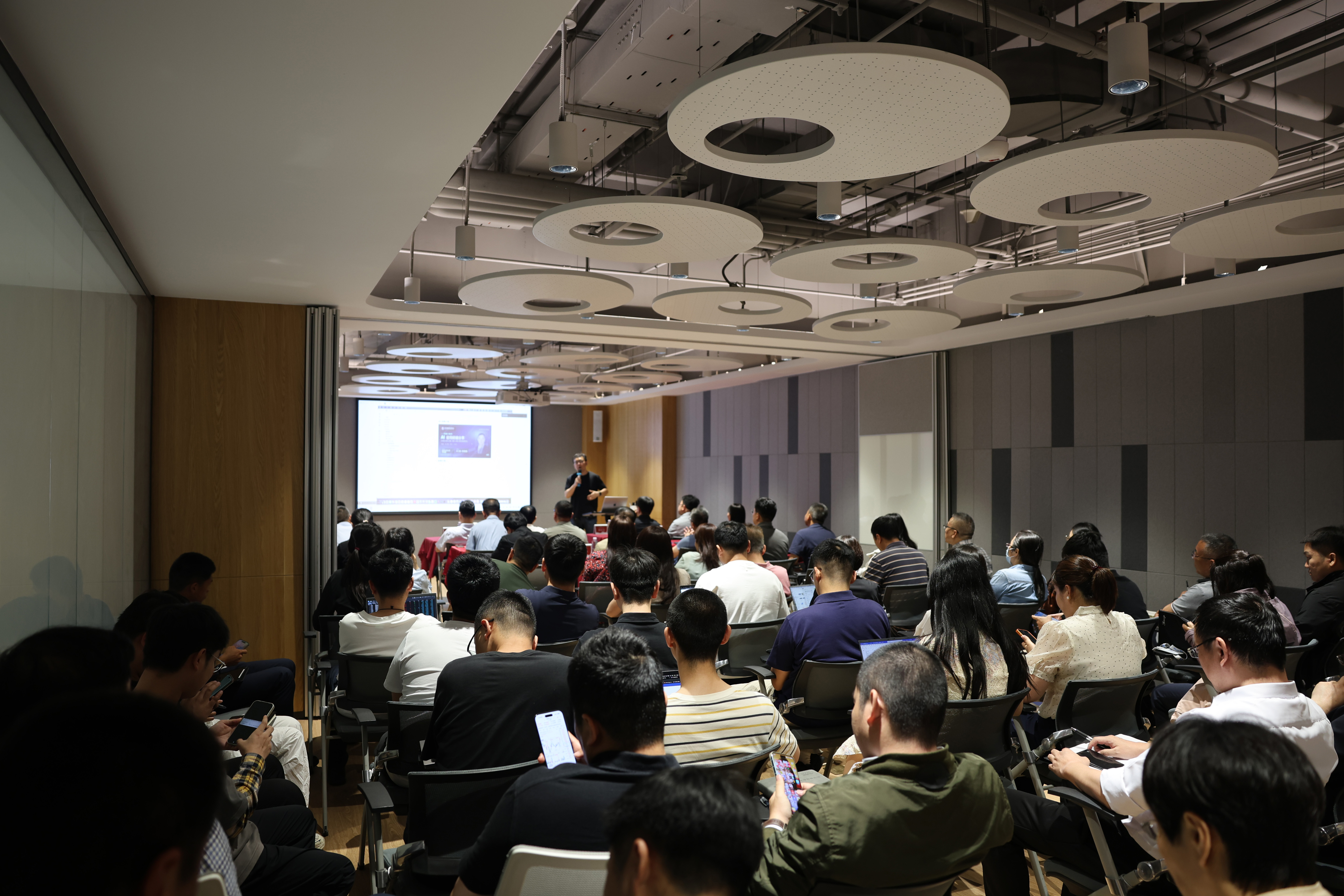 緊跟大數據時代浪潮，賦能生活數字化發展&mdash;&mdash;中礦資源集團開展AI專場分享活動